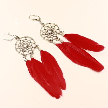 Lange versilberte Traumfänger-Ohrringe mit leuchtend roten Federn und praktischer Klappbrisur für Damen.