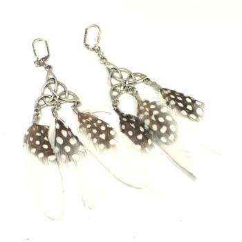 Lange versilberte Traumfänger-Ohrringe mit weißen Polka-Dot-Federn und praktischer Klappbrisur für Damen.