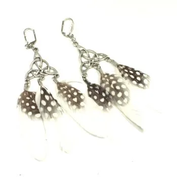 Lange versilberte Traumfänger-Ohrringe mit weißen Polka-Dot-Federn und praktischer Klappbrisur für Damen.