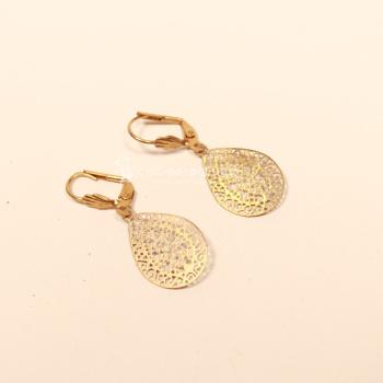 Kleine, ovale vergoldete Ornament-Ohrringe mit filigran verschlungenem Muster und Klappbrisur von chic-peppig-bunt.
