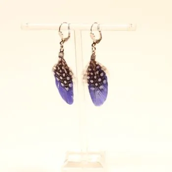 Handgefertigter Modeschmuck mit Hasenmotiv aus versilbertem Metall.