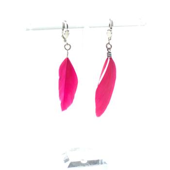 Handgefertigter Modeschmuck mit Hasenmotiv aus versilbertem Metall.