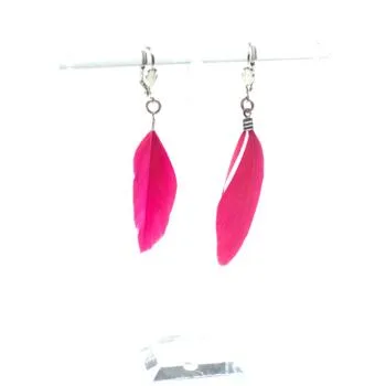 Handgefertigter Modeschmuck mit Hasenmotiv aus versilbertem Metall.