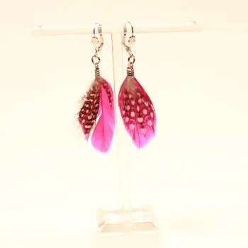 Handgefertigter Modeschmuck mit Hasenmotiv aus versilbertem Metall.
