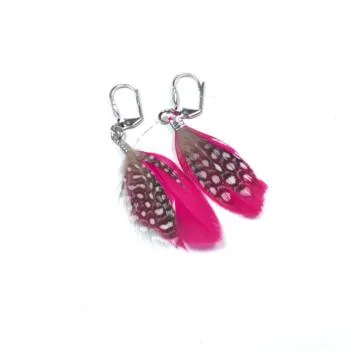 Versilberte pinke Ohrringe mit weißen Polka-Dot Punkten, echten Federn und praktischer Klappbrisur für Damen.