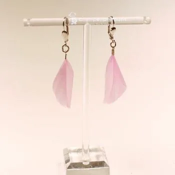 Handgefertigter Modeschmuck mit Hasenmotiv aus versilbertem Metall.