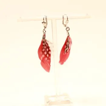 Handgefertigter Modeschmuck mit Hasenmotiv aus versilbertem Metall.
