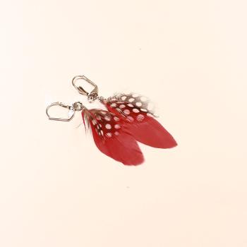 Versilberte rote Ohrringe mit weißen Polka-Dot Punkten, echten Federn und praktischer Klappbrisur für Damen.
