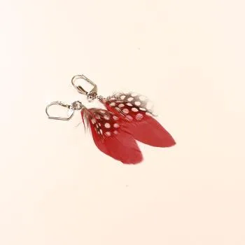 Versilberte rote Ohrringe mit weißen Polka-Dot Punkten, echten Federn und praktischer Klappbrisur für Damen.
