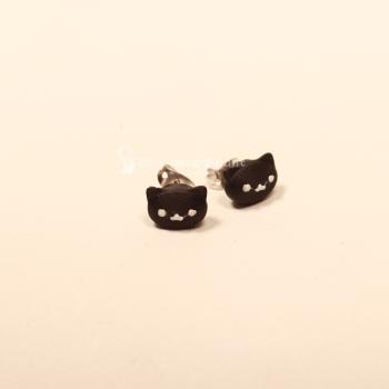 Kleine, schwarze Katzenkopf-Ohrringe, verarbeitet als versilberte Ohrstecker im filigranen Design von chic-peppig-bunt.
