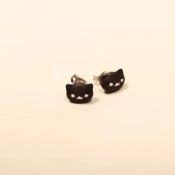 Kleine, schwarze Katzenkopf-Ohrringe, verarbeitet als versilberte Ohrstecker im filigranen Design von chic-peppig-bunt.
