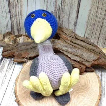 Vogel mit lustigem blauen Wackelkopf