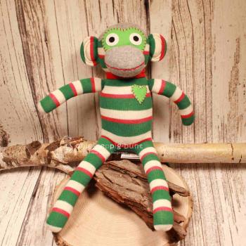 Mittlerer gestreifter Sockenaffe von HickUps in Grün, Rot und Creme, handgefertigtes Fair Trade Plüschtier aus Baumwolle.