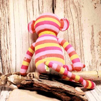 Mittlerer Affe als Stofftier mit bunten Streifen