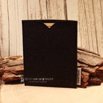 Schwarze handgenähte Filz Passhülle der Marke Weidräwöl für Reisepass und Impfpass auf hellem Untergrund.