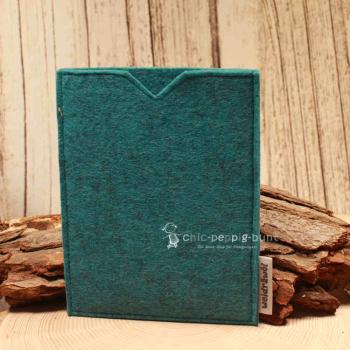 Türkisfarbene handgenähte Filz Passhülle der Marke Weidräwöl für Reisepass und Impfpass auf hellem Untergrund.