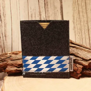 Handgenähte dunkelgraue Filz Passhülle der Marke Weidräwöl mit blau-weißer Bordüre im Bayern-Design für Reisepass und Impfpass.