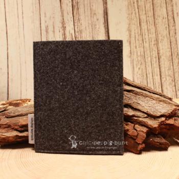 Impfpasshülle Filz dunkelgrau bunt gestreifte Bordüre Blume blau