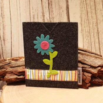 Handgenähte dunkelgraue Filz Passhülle der Marke Weidräwöl mit blauer Blumen-Applikation und bunt gestreifter Bordüre für Ausweise.