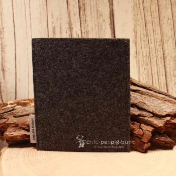 Impfpasshülle Filz dunkelgrau rotes Herz, karierte Bordüre