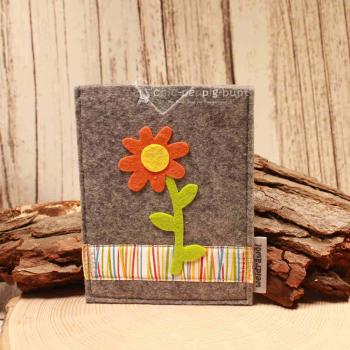 Handgenähte hellgraue Filz Passhülle der Marke Weidräwöl mit oranger Blumen-Applikation und bunt gestreifter Bordüre für Reisepass und Impfpass.