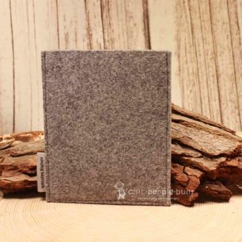 Impfpasshülle Filz hellgrau bunt gestreifte Bordüre Blume Pink