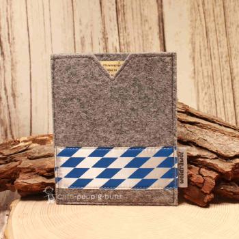 Handgenähte hellgraue Filz Passhülle der Marke Weidräwöl mit blau-weißer Bordüre im Bayern-Design für Reisepass und Impfpass.