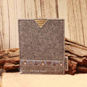 Handgenähte hellgraue Filz Passhülle der Marke Weidräwöl mit blau-weißer Trachtenbordüre für den Schutz von Reisepass und Impfpass.