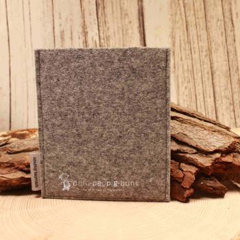 Impfpasshülle Filz hellgrau Herz rot, Bordüre rot weiss kariert