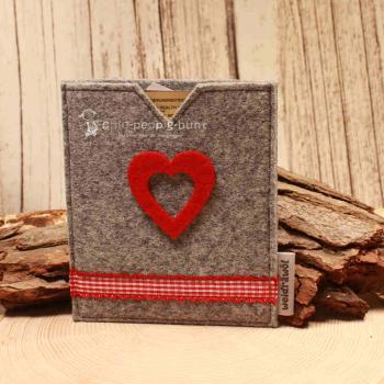 Handgenähte hellgraue Filz Passhülle der Marke Weidräwöl mit rotem Filzherz und rot-weiß karierter Bordüre für Reisepass und Impfpass.