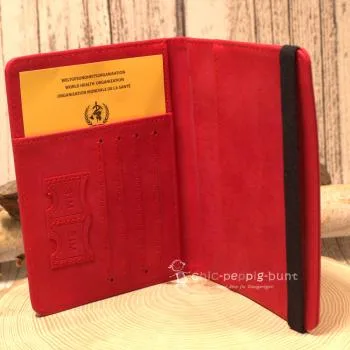 Rote Leder Brieftasche als Reiseetui mit Maßen 15 x 11 x 1 cm.