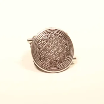 Extravaganter Damenring aus schwarzem PVC-Schlauch mit einem großen, versilberten „Blume des Lebens“-Metallelement.