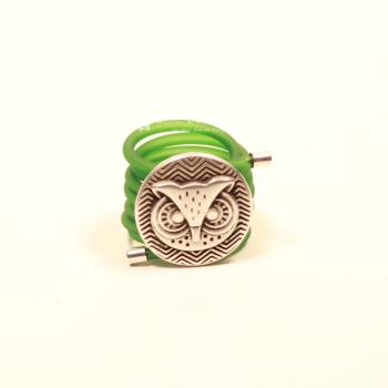 Extravaganter Damenring aus hellgrünem 2,5 mm PVC-Schlauch mit einer 2,5 cm großen versilberten Metalleule.