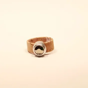 Handgefertigter Damenring aus hellbraunem Korkband mit einem zentralen, geschliffenen Preciosa Glaskristall in einer silberfarbenen Fassung.