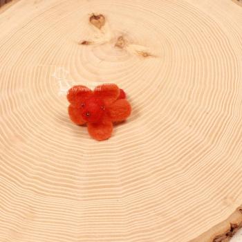 Handgefertigter orange-roter Filzring für Kinder in Blumenform mit leuchtenden Akzenten auf verstellbarer Ringschiene.