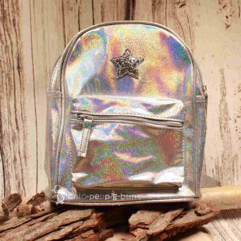 Kleiner schimmernder Kinderrucksack in Silber-Glitzer aus abwaschbarem PVC mit zwei Reißverschlussfächern und Polyester-Innenfutter.
