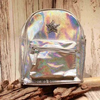 Kleiner schimmernder Kinderrucksack in Silber-Glitzer aus abwaschbarem PVC mit zwei Reißverschlussfächern und Polyester-Innenfutter.