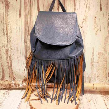 Dunkelblauer Leder-Rucksack mit braunen Fransen, Magnetverschluss und Kordelzug, Innenansicht mit Reißverschlussfach und verstellbaren Trägern.