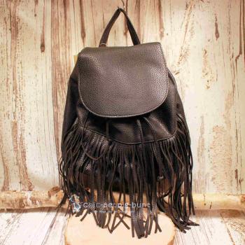 Schwarzer Leder-Rucksack mit langen Fransen, Magnetknopf-Verschluss und Kordelzug, Rückansicht mit verstellbaren Schultergurten.