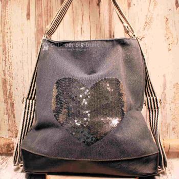 Grauer Rucksack aus Stoff mit silbernem Pailletten-Herz, braunem Lederboden und gestreiften Gurten, 3-in-1 Funktion als Handtasche.