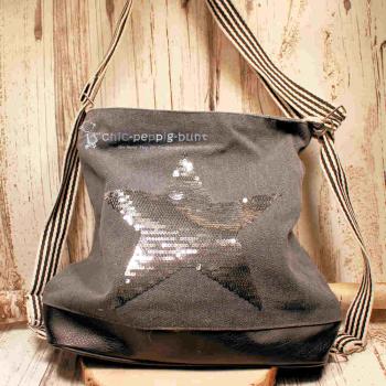 Grauer Stoff-Rucksack mit silbernem Pailletten-Stern, braunem Lederboden und gestreiften Schulterbändern, 3-in-1 Funktion als Tasche.