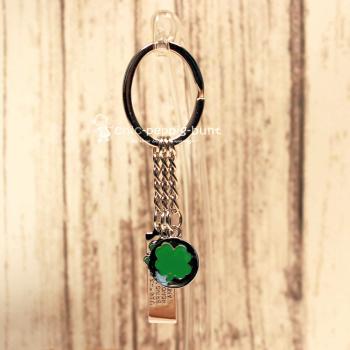 Ovaler Schlüsselring des Kleeblatt-Taschenbaumlers zur Veranschaulichung der 10 cm Länge.