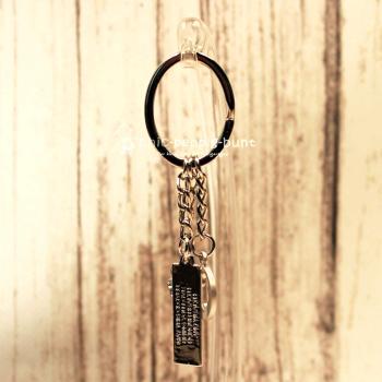 Ovaler Schlüsselring des Kleeblatt-Taschenbaumlers zur Veranschaulichung der 10 cm Länge.