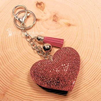 Glitzernder Schlüsselanhänger mit Stoff-Herz, silberner Gliederkette, Quaste und Karabinerhaken.