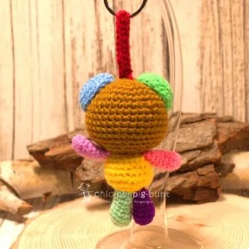 Detailansicht des gehäkelten Bären am Schlüsselbund. Weiche Wolle, handmade, Gesamthöhe 16 cm.