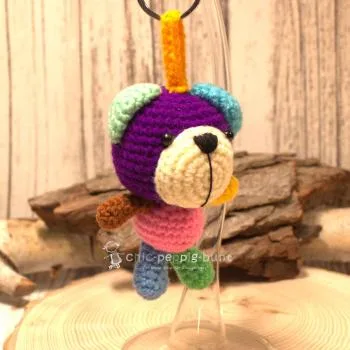 Handgemachter gehäkelter Bär in lila/rosa als unisex Glücksbringer. Fair Trade Wolle, 11×7×6 cm.