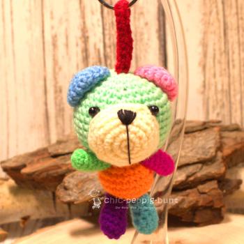 Handgemachter gehäkelter Bär in mintgruen als unisex Glücksbringer. Fair Trade Wolle, 11×7×6 cm.