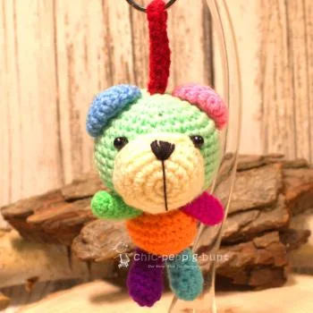 Handgemachter gehäkelter Bär in mintgruen als unisex Glücksbringer. Fair Trade Wolle, 11×7×6 cm.