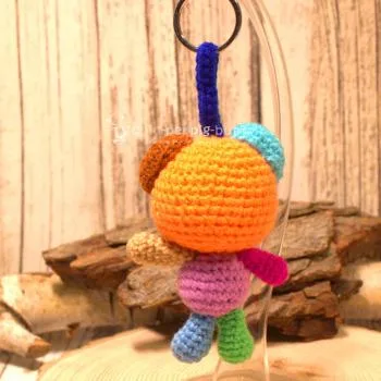 Nahaufnahme des Bären als Taschenbaumler an einem Schlüsselbund. Gesamthöhe 16 cm, Wolle, handmade.