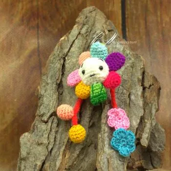 Schlüsselanhänger gehäkelte bunte Blume - schluesselanhaenger blume gehaekelt bunt